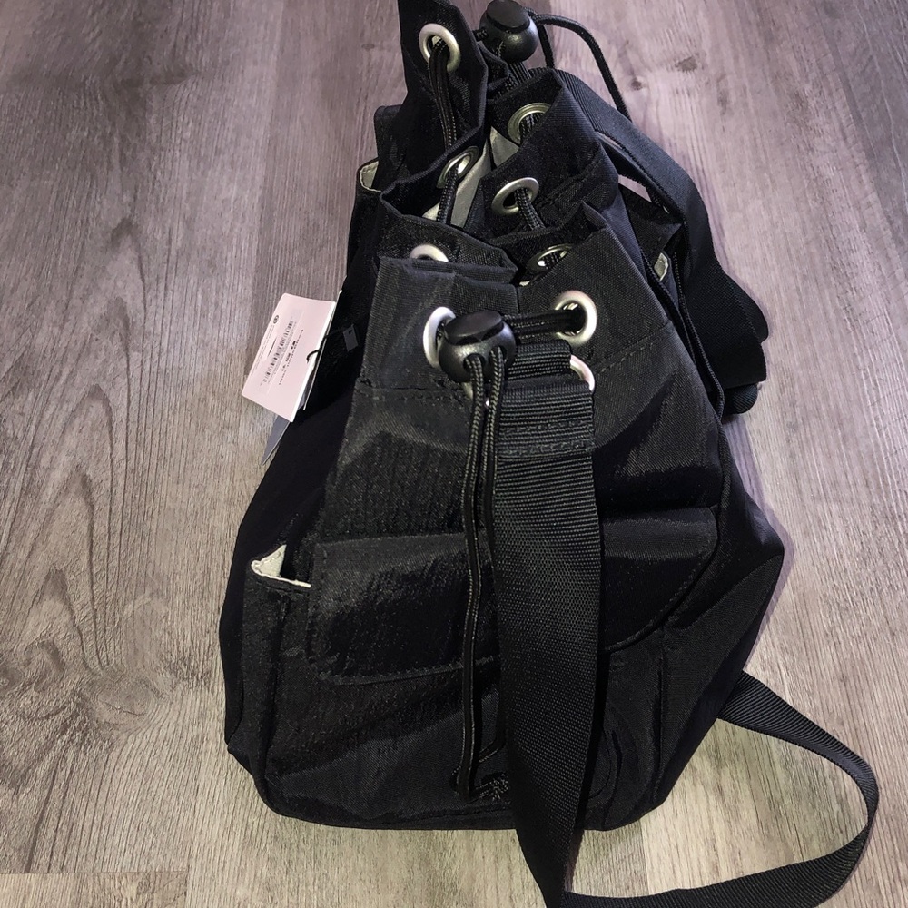 baggallini Modern Everywhere Nylon Black Drawstring Crossbody Bucket Bag NWT - Picture 5 of 16